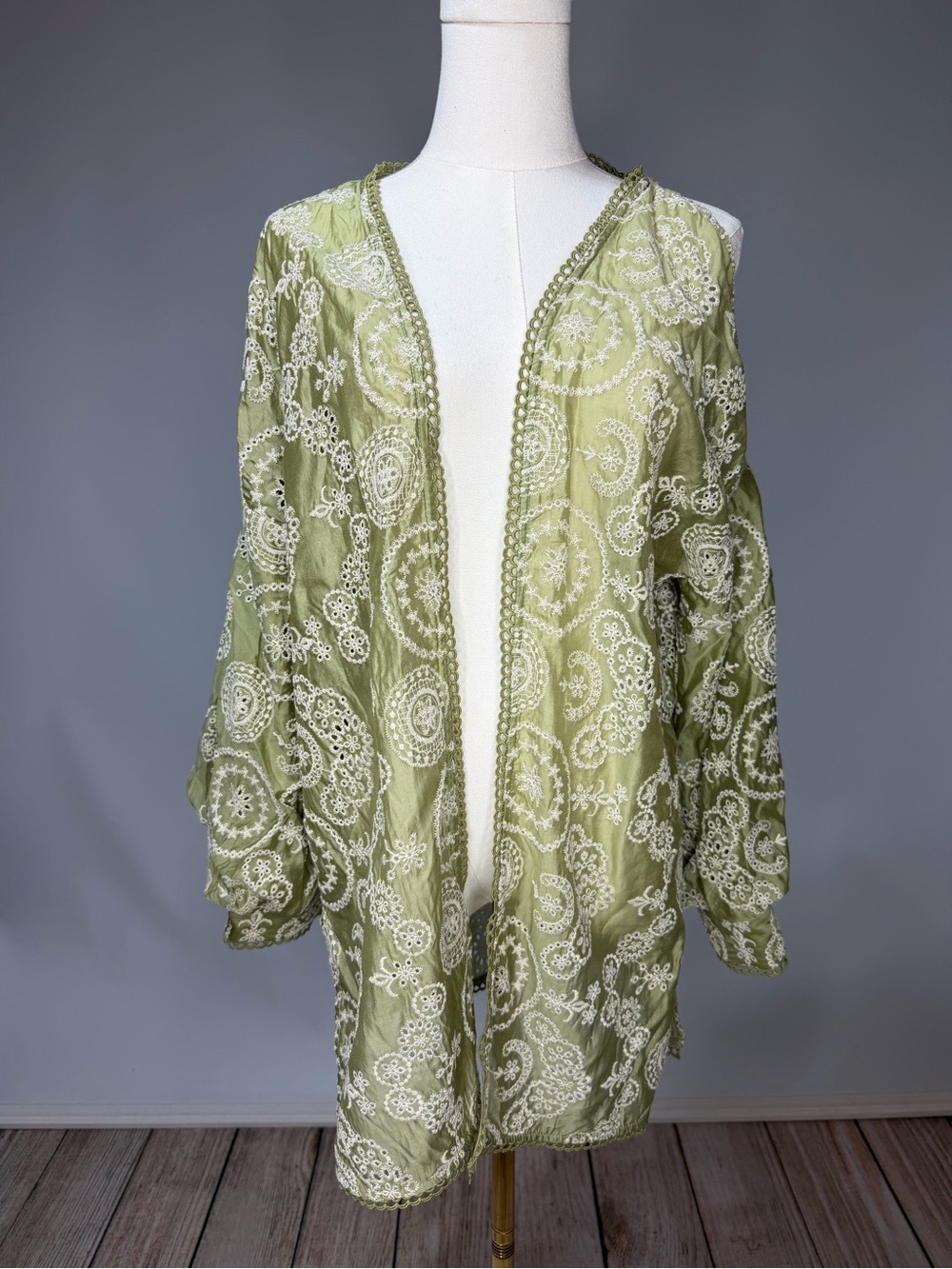 Gimmicks Buckle Sage Green Embroidered Kimono Size M Boho Cold Shoulder Cardigan